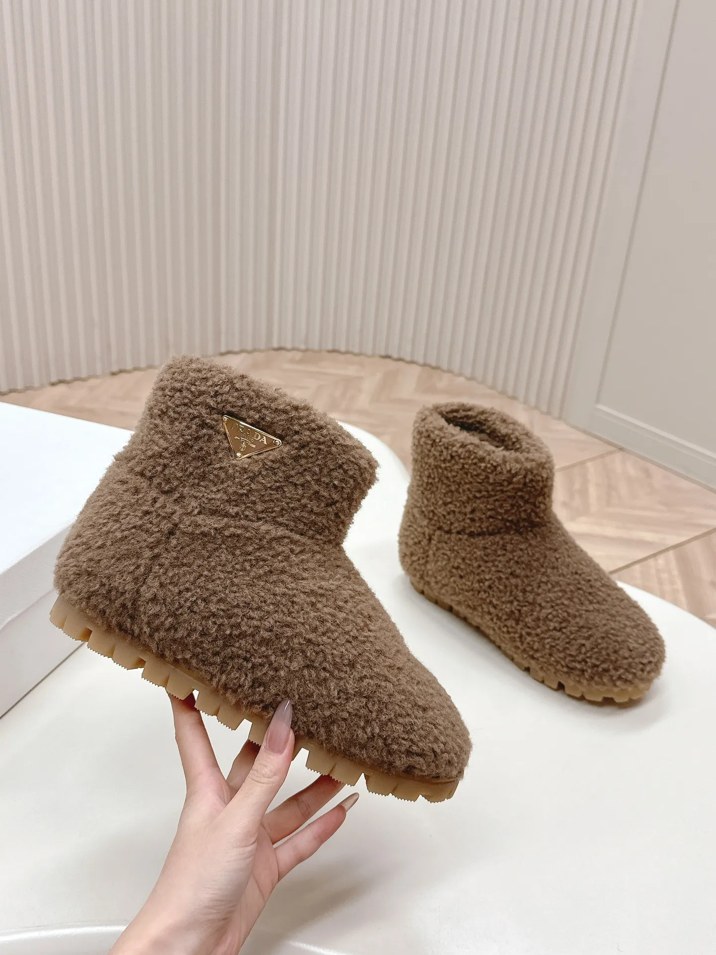 👟👟Ex-factory price 560👟👟 Prada prada24 autumn and winter furry short boots snow boots． The classic triangle buckle is comfortable, cute, cute, fashionable, elegant and versatile. The wool is comfortable and soft, awakening the warmth of autumn and winter. Let you walk comfortably from morning to night. You can easily manage the changing seasons. Wool, original outsole! 35-40 yards